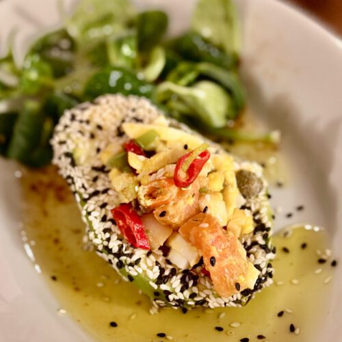 Gefüllte Avocado mit Lachs-Crevetten Tartar