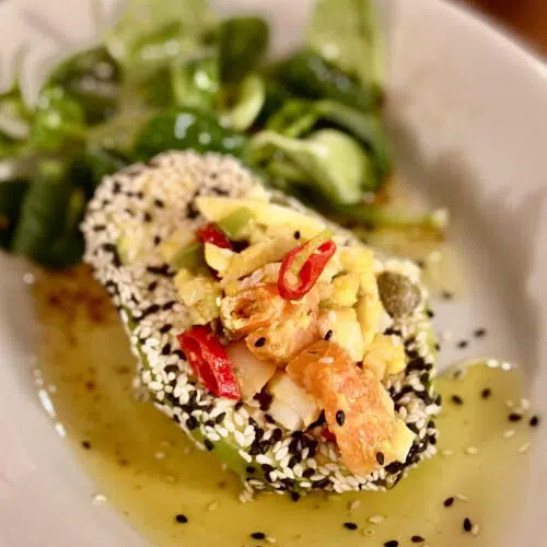 Gefüllte Avocado mit Lachs-Crevetten Tartar