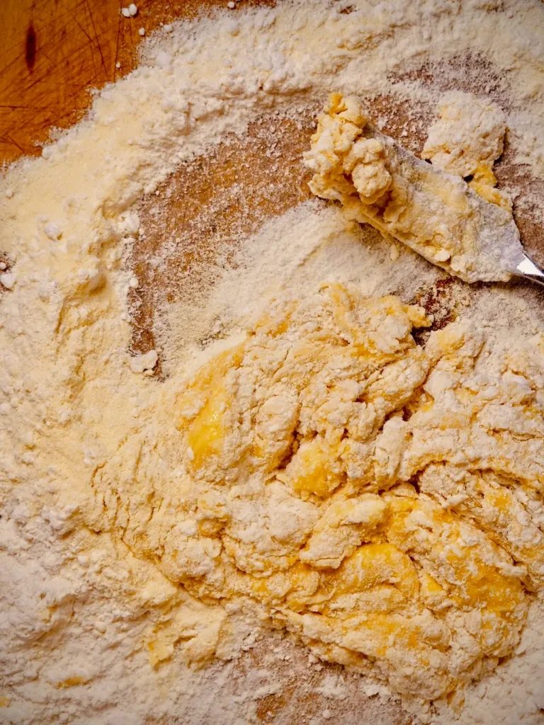 Frischer Pastateig aus Mehl, Hartweizengriess und Eiern für italienische Lasagne