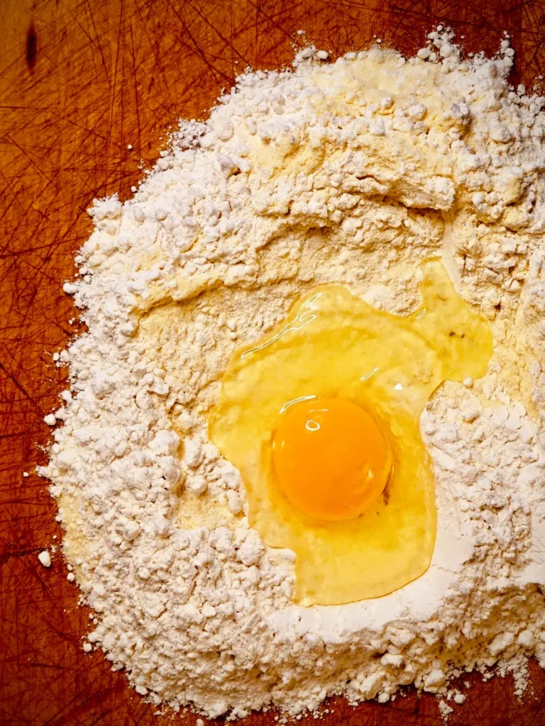 Mehl, Hartweizengriess und Eiern für italienische Lasagne