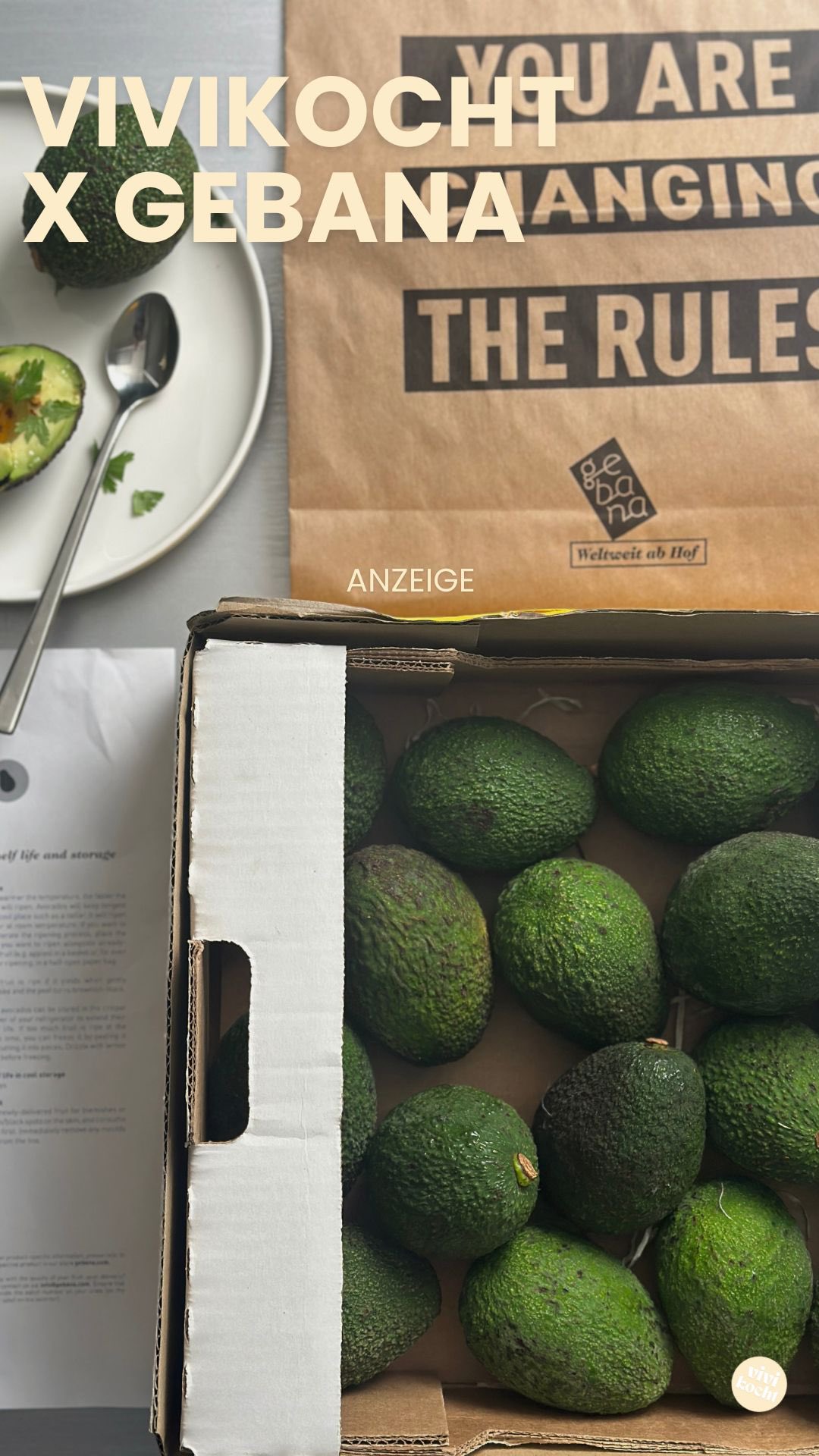 Anzeige. Danke an alle, die mit gemacht haben. Die Gewinnerin steht fest!
Für alle gibt es natürlich noch den Code vivikocht10 ab einem bestellwert von 40 Fr. kriegt ihr 10 Franken Rabatt.
Kiste Avocados ohne künstliche Bewässerung gewinnen!
Vivikocht verlost gemeinsam mit Gebana 1 Kiste Avocados und zwar
🥑 1 x Frische Bio Avocados direkt ab Hof - 3.8 kg
Und so kannst du Gewinnen: Folge mir und hinterlasse einen Kommentar mit deinem Lieblingsrezept mit Avocado und warum genau dieses Rezept dein Favorit ist.
Ich wähle aus allen Teilnehmer mit Zufallspinzip die Gewinner*in aus.
🥇 Gesinnspiel startet um 18:10h am 03.09.2025 und endet um 18:10h 04.09.2025 (MESZ).
Danach wird der Gewinner benachrichtigt.
Viel Glück!
✅ Warum diese Avocados?Unsere frischen Avocados stammen von rund 430 Bauernfamilien aus Kenia. Nördlich von Nairobi, in den südlichen, feuchten Regionen nahe des Äquators, produzieren diese nach Bio-Richtlinien und können sich auf den natürlichen Regen verlassen.
✅ Woher kommt der schlechte Ruf?Meist wird von künstlich bewässerten Feldern in trockenen Regionen wie Mexiko, Chile oder Südafrika gesprochen. Durch die künstliche Bewässerung fehlt das Wasser an anderen Orten, was nachteilige Auswirkungen auf die lokale Bevölkerung hat.
🍀Achtung: Bitte lese die Teilnahmebedingungen unten sorgfältig durch!
‼️ Das Gewinnspiel wird in keiner Weise von Instagram gesponsert, unterstützt oder organisiert.
Verantwortlich sind ausschließlich Vivikocht und Gebana AG.💡 T
eilnahmeberechtigt sind Personen mit Wohnsitz in D, AT, CH, BENELUX, FR, IT. Der Gewinner bzw. die Gewinnerin erhält 1 x 3,8 kg frische Bio-Avocados direkt ab Hof und wird am 04.09.2025 per Zufallsprinzip ausgelost.
💌 Der Gewinn wird per Post von Gebana AG versendet. Mit der Teilnahme stimmst du zu, dass deine Kontaktdaten (Name, Adresse, E-Mail-Adresse) an Gebana AG weitergegeben, verarbeitet und gespeichert werden.
Die Löschung der Daten kann jederzeit über info@gebana.com erfolgen.
#NaturelsQueen #gebana #WeltweitAbHof #WeAreChangingTheRules #beyondfair #beyondorganic