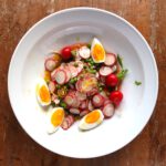 Frischer Radieschen-Erbsen-Salat 🥗✨ Perfekt für den Frühling! 🌿 Knackige Radieschen, süße Erbsen & eine zitronige Vinaigrette machen diesen Salat zum leichten Genuss. 🍋🥒 Ideal als Beilage oder gesunde Mahlzeit. Schnell, einfach & lecker! 💚 📌MERKEN #Radieschensalat #Erbsensalat #Frühlingssalat #gesundessen #leichteküche #salatliebe #einfachkochen #gesundundlecker"