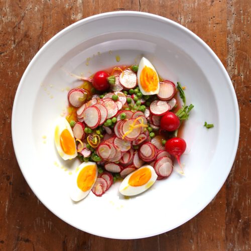 Frischer Radieschen-Erbsen-Salat 🥗✨ Perfekt für den Frühling! 🌿 Knackige Radieschen, süße Erbsen & eine zitronige Vinaigrette machen diesen Salat zum leichten Genuss. 🍋🥒 Ideal als Beilage oder gesunde Mahlzeit. Schnell, einfach & lecker! 💚 📌MERKEN #Radieschensalat #Erbsensalat #Frühlingssalat #gesundessen #leichteküche #salatliebe #einfachkochen #gesundundlecker"