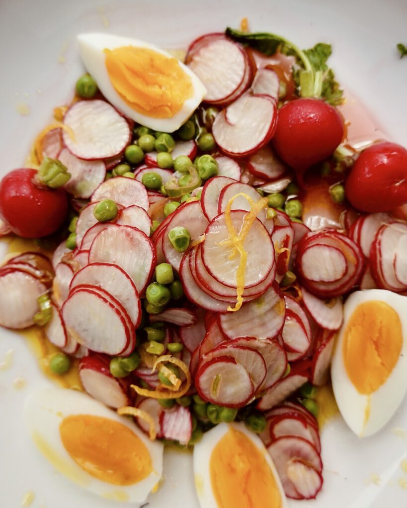 Frischer Radieschen-Erbsen-Salat 🥗✨ Perfekt für den Frühling! 🌿 Knackige Radieschen, süße Erbsen & eine zitronige Vinaigrette machen diesen Salat zum leichten Genuss. 🍋🥒 Ideal als Beilage oder gesunde Mahlzeit. Schnell, einfach & lecker! 💚 📌MERKEN #Radieschensalat #Erbsensalat #Frühlingssalat #gesundessen #leichteküche #salatliebe #einfachkochen #gesundundlecker"