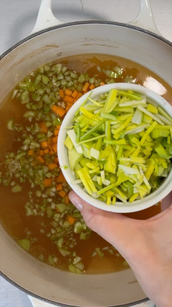 Siedfleisch wird von der gekochten Brühe herausgenommen und wird mit Brunoise von Karotten, Sellerie und Porree verfeinert.