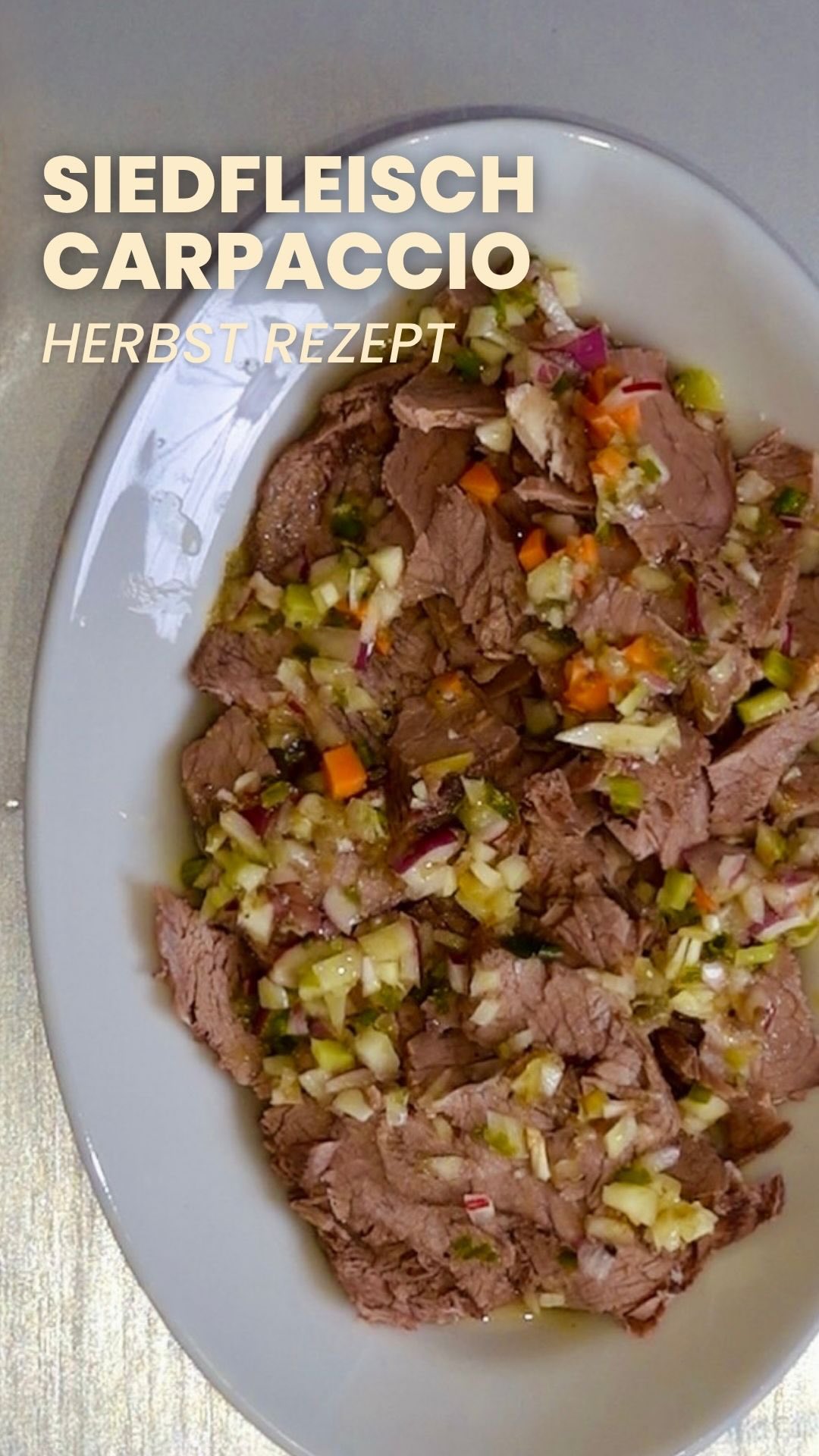 Siedfleisch-Carpaccio 🥩✨
Eins meiner 7 Rezepte in der aktuellen @schweizer_landliebe! Ein simples Basisrezept, aus dem du unendlich viele Varianten zauberst. Heute: hauchdünn aufgeschnitten, mit einer bunten Gemüse-Vinaigrette – super vorzubereiten und einfach köstlich.
In der LandLiebe findest du außerdem eine Homestory über „Vivi kocht“ – 
Text: Sabrina Glanzmann
@sabrina_lea_glanzmann 
Fotos: Winfried Heinze
@be.lateral 
Ich bin sooo happy! 🥰
Wenn du die Zeitschrift am Kiosk siehst: ab Seite 60 blättern und mir gerne sagen, wie dir der Artikel gefällt.
🔗 Rezept auf meiner Website:
Kommentiere einfach „Rindfleisch“ und du bekommst den Link direkt ins Postfach.
#LandLiebe #ViviKocht #Siedfleisch #Carpaccio #SchweizerKüche #Hausgemacht #RezeptInspo #Mealprep #Sonntagsküche #Zürich #FoodbloggerCH