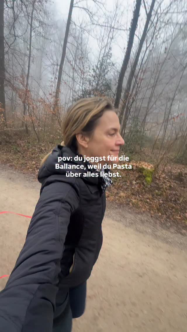 Ich liebe Pasta - besonders die selbst gemachte und weil bei mir alles sehr schnell ansetzt, ist es wirklich nötig, dass ich mich bewege und ich liebe auch Laufen 
schon seit einem neunten Lebensjahr mache ich Sport.
Hallen und Feld Hockey 10 Jahre beim VFV Hildesheim. 
Dann gab’s ne grosse Pause und dann fing ich wieder an zu laufen. 
Dann gab’s wieder ne Pause, in der hab ich aber Theater gespielt, weil eigentlich auch im Sport ist und dann hab ich wieder angefangen richtig Krafttraining, Gruppentraining und Laufen.

 und es macht mir ein Heidenspass-  für mich einfach besser. Happy Donnerstag, ihr Lieben 🫶, eure Vivi