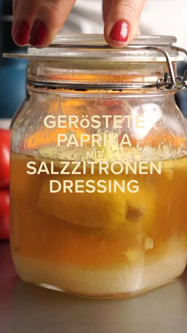 Wie verarbeite ich eigentlich Salzzitronen? Das haben mich nach dem Reel letzte Woche viele gefragt – also starte ich mit einem Rezept: geröstete Paprika mit Salzzitronen-Dressing. 🌶️🍋

Die Paprika werden im Ofen unter dem Grill geröstet. Ich habe sie auf der mittleren Schiene gemacht, weil sie so dick waren und nicht richtig unter den Grill gepasst haben. Dadurch hat es ca. 30 Minuten gedauert – ich habe sie alle 10 Minuten gewendet. Sobald sie schön schwarz sind, unter ein feuchtes Tuch legen und abkühlen lassen: Dann lässt sich die Haut super leicht abziehen.

Für das Dressing nehme ich 1 Salzzitrone und wässere sie zuerst ordentlich (ca. 20 Minuten). Danach mit Basilikum, Knoblauch, Olivenöl und Pfeffer zu einem Dressing mixen. Wenn dir die Salzzitrone zu salzig ist oder du nicht so viel Salz essen darfst: einfach 1–2x länger wässern – das Aroma bleibt.

Dann das Dressing über die Paprika geben und 20–30 Minuten ziehen lassen (geht auch mehrere Stunden).

Perfekte Antipasti: mit Weissbrot als Vorspeise – und mit Thunfisch dazu wird’s richtig sensationell. 🥖✨

Wenn dir das Rezept gefällt: Speichern & an deine beste Freundin schicken. 💌
Das Rezept ist noch nicht auf dem Blog – kommt Ende der Woche.

Liebe Grüsse aus meiner Küche,
Vivi