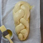 Goldbraun, luftig & unwiderstehlich! 🍞✨ Dieser schnelle Zopf gelingt garantiert – perfekt für Frühstück & Brunch mit der ganzen Familie! Egal ob Groß oder Klein, alle werden ihn lieben. 💛