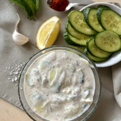 Gurkenjoghurt mit frischer Minze