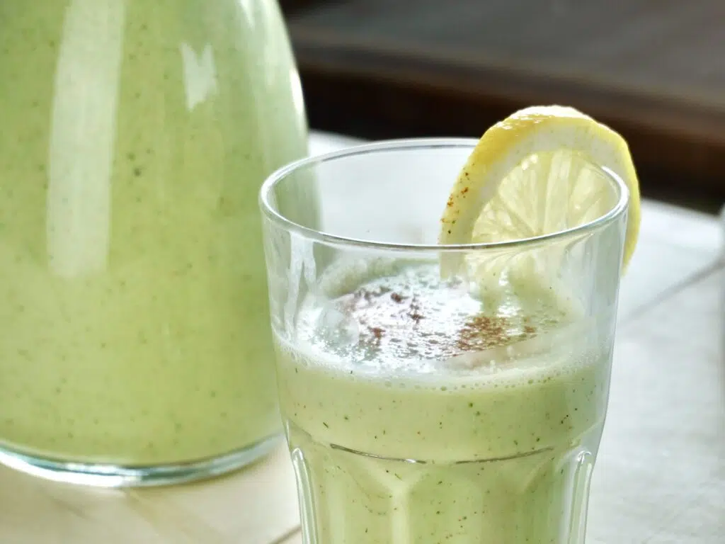 Erfrischende Gurkenkaltschale mit Dill und Eiswürfeln in einem Glas