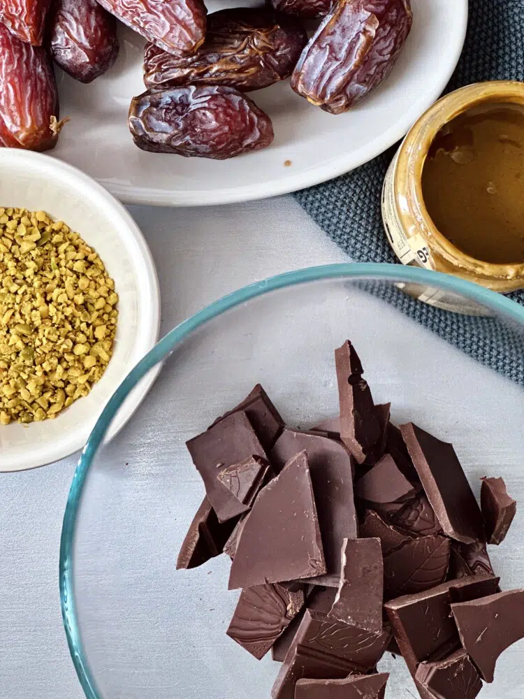 SALTED DARK CHOCOLATE DATE BARK WITH PISTACHIO Vivi kocht