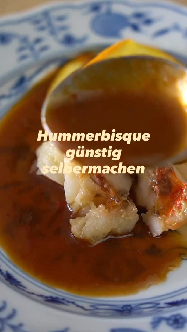 Du gerne Hummerbisque mal selber machen, möchtest aber nicht so viel Geld ausgeben? ⤵️
Auf meinem Blog findest Du die ausfürliche Hummerbisque, die einfache enthält folgende Zutaten:
Schalen von Hummer-oder Langusten-Schwänzen, Röstgemüse, Koblauch, Olivenöl, Dosentomaten.
Schalen Röstgemüse mit Olivenöl bei 250 Heisluft mit Grill anrösten und mit Dosentomaten, Zapfenweinen und Butter einkochen. Eventuell noch Wasser hinzufügen. Kommt drauf an wieviel Zapfenweine Du hinzufügst. =)
Absieben und um 2/3 einkochen, dann mit Butter aufmontieren und erst jetzt salzen! Sonst verschätze ich mich immer. Sicher ist sicher nach so viel Arbeit. Jetzt auch optional eine Prise Chayennepfeffer hinzufügen.
Das Rezept für die Hotdogbuns befindet sich im Reel davor.
➡️ Speichere Dir dieses Rezept für Dein nächstes Date ab.
#hotdogbuns #buns #partybuns #hummerbisque #lobster #spinelobster
#backenistliebe #kitchenhacks #nachhaltigkochen
#nofoodwaste #instafood #easyrecipes #schnellesrezept #foodinfluencer #food #easyrecipe #foodaddict #cookingvideo #gloobyfood #cookingvideos #tabletopdirector #schnellerezepte #einfacherezepte
#food52 @food52