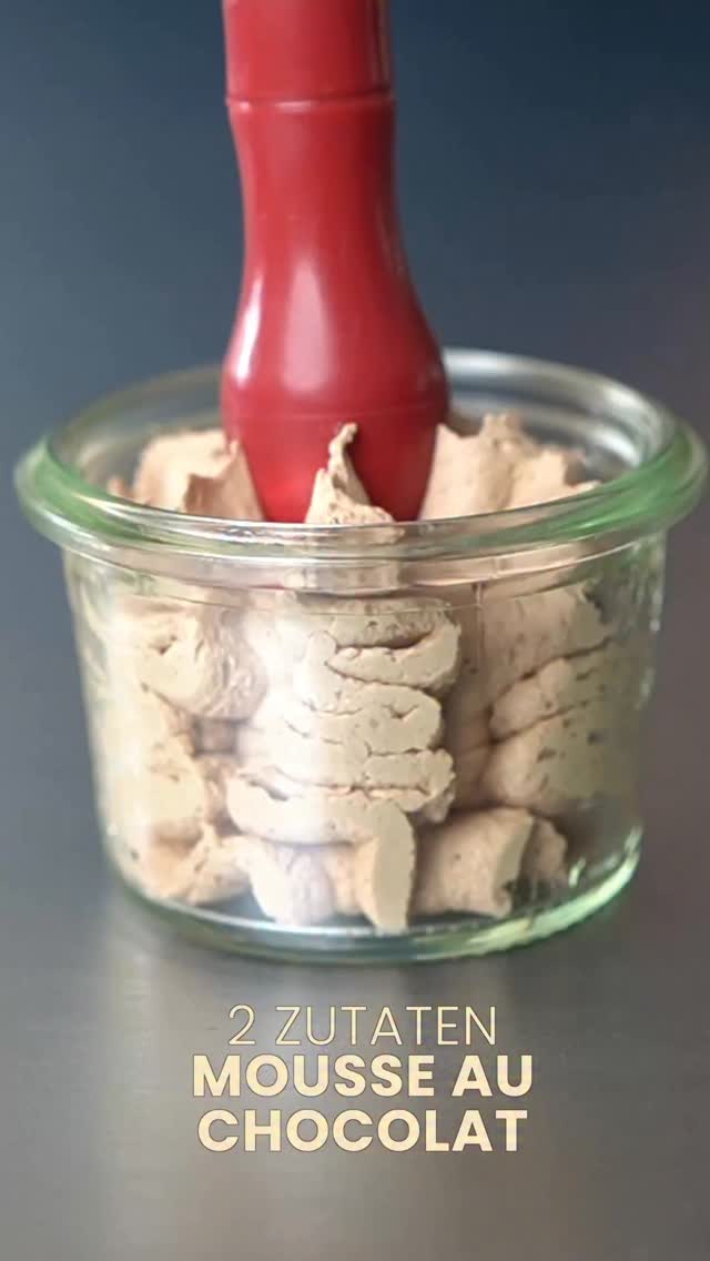Die einfachste Mousse au Chocolat überhaupt: nur Sahne + Schokolade – ganz ohne Zuckerzusatz (je nach Schoki sogar komplett ohne Zucker).
Alles kurz erwärmen, in den Sahnesiphon, 24 Stunden kühlen – dann einmal schütteln und genießen. So cremig, so schokoladig!

So geht’s (mini Schritt-für-Schritt)
Sahne und Schokolade in einen Topf geben und sanft erwärmen, bis alles geschmolzen ist.
Durch ein Sieb in den Sahnesiphon gießen, verschließen, 1 Patrone einsetzen, kopfüber halten, schütteln.
24 Stunden in den Kühlschrank. Vor dem Servieren nochmal kräftig schütteln.

Haltbarkeit
Hält 2 Tage im Kühlschrank. 
➡️ Abspeichern nicht vergessen!