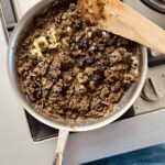 Geraspelte Trüffel garen in einer Pfanne mit Butter und Salz
