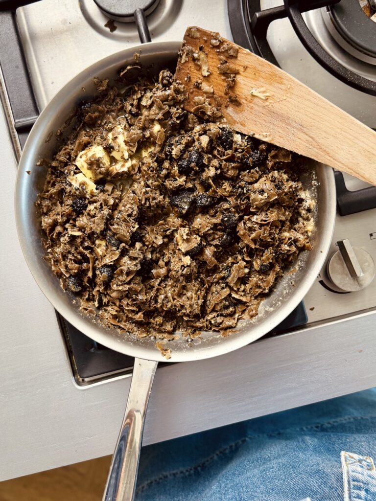 Geraspelte Trüffel garen in einer Pfanne mit Butter und Salz