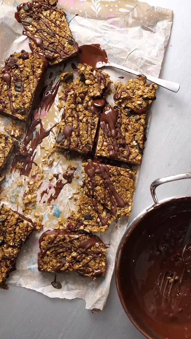 Nie wieder kaufe ich Müsli. Ich will wissen, was in meinen Müsliriegel drin ist. Und deswegen backe ich diese nobake Flapjack - das sind meine Müsliriegel.

Ob kurz vorm Sport in meinem Nachmittagtief oder manchmal sogar zum Frühstück - die passen einfach immer. 

Ich lagere sie im Kühlschrank in einer Tupperdose. Ich mach sie manchmal auch mit Erdnussbutter, die hier sind mit Pistazienmus.

Mein Rezept👩‍🍳
Mit 100 g Haferflocken, Kürbis- & Pinienkerne (je 35 g), 25 g Kokosflocken in der Pfanne kurz anrösten - 40 g getrockneten Cranberries Prise Salz – und als „Kleber“ 110 g cremiges Pistazienmus, 80 ml Ahornsirup + 2 EL geschmolzenes Kokosöl hinzufügen und ab in einer Auflaufform - 30 Minuten im Tiefkühler freezen .

empfehlenswert: in 50 g dunkle Schokolade 🍫 tunken =)

🤜 schick es jemanden, der immer viel Geld für diese verzuckerte Dinger ausgibt 🤗🫶