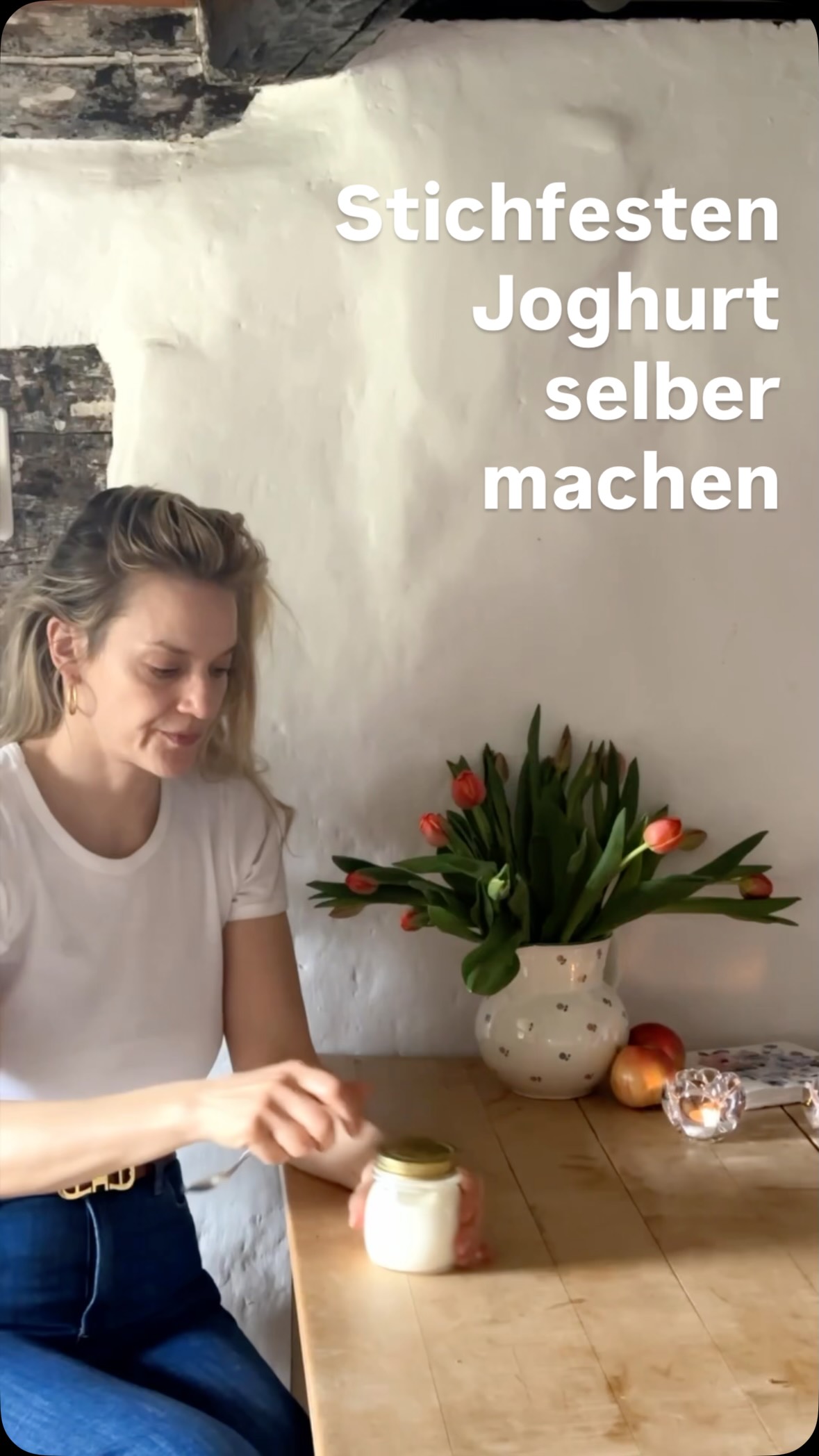 Stichfester Joghurt garantiert – denn selbst-gemachter Joghurt schmeckt einfach am Besten und mit diesem Rezept gelingt es Dir. Das ist nicht nur nachhaltiger, sondern auch sehr einfach! Alles, was du brauchst, ist Milch und Joghurtkulturen oder einen Joghurt.
Zutaten
1000 ml Rohmilch
180 g Joghurt min 3,5% Fett
Zubereitung
Erhitze die Milch auf ungefähr 90 Grad und lasse sie bei dieser Temperatur für ca. 10 min weiter köcheln.
Lass die Milch anschließend auf 45 Grad abkühlen. Jetzt den Joghurt in der Milch gut verrühren. Die Mischung nun in die sterilen, vorher heiss ausgespülte, Gläser füllen und verschließen.
Für 4 Stunden bei 45 Grad in einen Steamer stellen.
Danach über Nacht ca. 8-12 Stunden in den Kühlschrank stellen und dann geniessen.
▷ Lege einfach Deine Lieblingsschokolade in die Joghurt Gläser bevor Du die Joghurt Mischung einfüllst, dann bekommst Du einen megafeinen Schokoladen Joghurt dabei raus.
▷ Heben alte Marmeladen-, Honig- oder auch Gurkengläser Gläser auf. Du kannst sie immer wieder verwenden. Geh doch mal durch den Supermarkt und schau Dir alle Produkte in wiederverschließbaren Gläsern an.