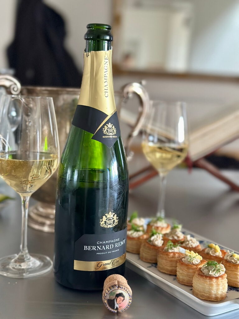 Mini Pastitli schön dekoriert neben einem Champagner.