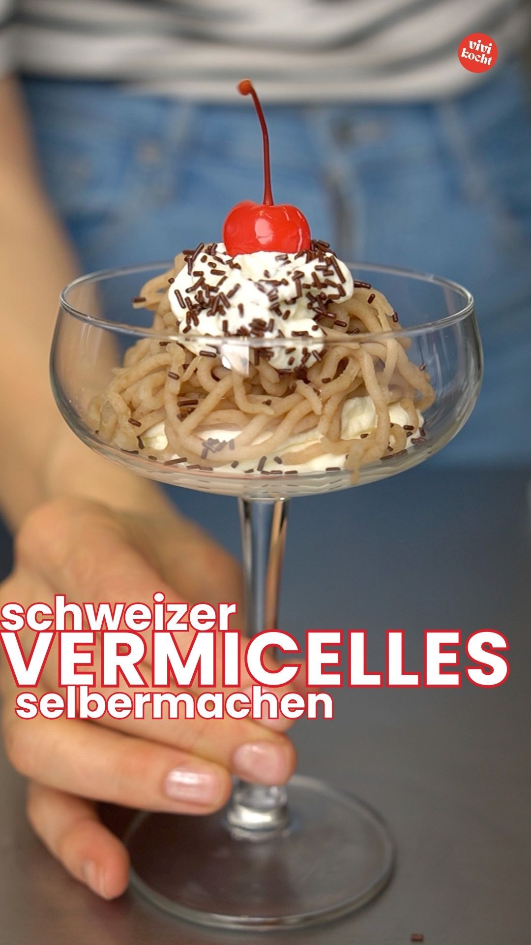 Vermicelles Pürée ist in Deinem Supermarkt nicht erhältlich und Du möchstest Vermicelles selber machen möchten.🌰
Hier kommt das Rezept⤵️

ZUTATEN
2,5 dl Wasser oder Milch
1 Mark einer Vanillestange
500 g tiefgekühlte Marroni (Deutschland bei Rewe)
3 EL	Zucker deiner Wahl
2 EL	Kirschwasser, nach Belieben

ZUBEREITUNG
Marroni in Wasser ca. 20-25 Minuten weich kochen.
Marroni mit Zucker & Vanillemark fein pürieren. Falls die Masse zu dick ist, etwas Wasser hinzufügen. Nach Belieben etwas Kirsch unterrühren. 30 min im Kühlschrank auskühlen lassen. Durch eine Kartoffelpresse geben und mit Sahne Meringues und Schokostreussel dekorieren.

#schweizerrezepte #klassischesrezept #herbst #herbstrezepte #backen #meringues #vermicelles #marronipüree #kastanienmus #marroni #maroni #maronen #maronenmus #esskastanien
#instafood #easyrecipes #schnellesrezept #foodinfluencer #food #easyrecipe #foodaddict #cookingvideo #gloobsfood #cookingvideos #tabletopdirector #foodstyling #einfacherezepte
#food52 @food52