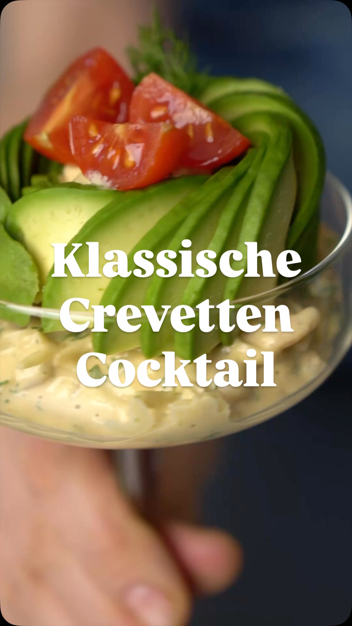 Klassischer Crevetten Cocktail ohne Angst vor Samonellen, weil die Mayo mit gekochten Eiern hergestellt ist.

Hallo, ich bin Vivi – heute gibt’s einen richtig nostalgischen Crevettencocktail à la Oma 🦐✨

Früher hat sie die Krabben geholt und zu Hause diesen legendären Cocktail gemixt:
aus gekochten Eiern, Senf, Essig, Wasser und Rapsöl wird eine schnelle Mayo, dazu etwas Whisky, Gewürze wie Chayenne Pfeffer, Salz und Pfeffer, aufgetaute Krabben, frische Kräuter z.B. Dill, Avocado-Stückchen, Zitronenzeste und Zitronensaft – fertig ist die cremige Retro-Vorspeise im Glas.

Speichere dir den Post, wenn du Crevettencocktail liebst – und wenn du wissen willst, wie die Avocado-Rosen gehen, folg mir für das nächste Reel. 💌

#crevettencocktail #krabbencocktail #vorspeise #seafoodlover #retrorezept #familienrezept #feesttagsküche #silvestermenü #weihnachtsmenü #einfachkochen #vivikocht