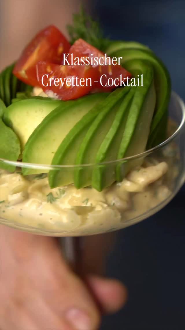 Klassischer Crevetten Cocktail ohne Angst vor Samonellen, weil die Mayo mit gekochten Eiern hergestellt ist.

Hallo, ich bin Vivi – heute gibt’s einen richtig nostalgischen Crevettencocktail à la Oma 🦐✨

Früher hat sie die Krabben geholt und zu Hause diesen legendären Cocktail gemixt:
aus gekochten Eiern, Senf, Essig, Wasser und Rapsöl wird eine schnelle Mayo, dazu etwas Whisky, Gewürze wie Chayenne Pfeffer, Salz und Pfeffer, aufgetaute Krabben, frische Kräuter z.B. Dill, Avocado-Stückchen, Zitronenzeste und Zitronensaft – fertig ist die cremige Retro-Vorspeise im Glas.

Speichere dir den Post, wenn du Crevettencocktail liebst – und wenn du wissen willst, wie die Avocado-Rosen gehen, folg mir für das nächste Reel. 💌

#crevettencocktail #krabbencocktail #vorspeise #seafoodlover #retrorezept #familienrezept #feesttagsküche #silvestermenü #weihnachtsmenü #einfachkochen #vivikocht