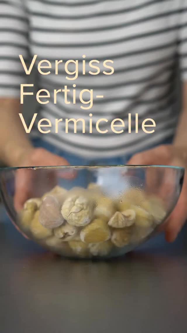 Wusstest du, dass man Vermicelles ganz einfach selber machen kann?
Falls dein Supermarkt gerade kein Marronipüree führt (passiert ständig!), kannst du dir diese cremige Köstlichkeit im Handumdrehen zu Hause zaubern. 🌰🤎

Ich nehme dafür tiefgekühlte Marroni, koche sie weich und püriere sie mit Vanille und Zucker zu einer feinen, seidigen Masse. Ein paar Tropfen Kirschwasser geben dem Ganzen den klassischen Schweizer Touch – absolut optional, aber so lecker! Danach nur kurz auskühlen lassen und durch die Kartoffelpresse drücken… et voilà: perfektes Vermicelles wie vom Konditor.

Für mich eines der gemütlichsten Winterdesserts – besonders mit Sahne, Meringues oder Schokostreuseln. ❄️
Speichere dir das Rezept ab und sag mir in den Kommentaren, wie du dein Vermicelles am liebsten isst!

#dessertliebe #marroni #vermicelles #homemade #winterküche #foodblogger_ch