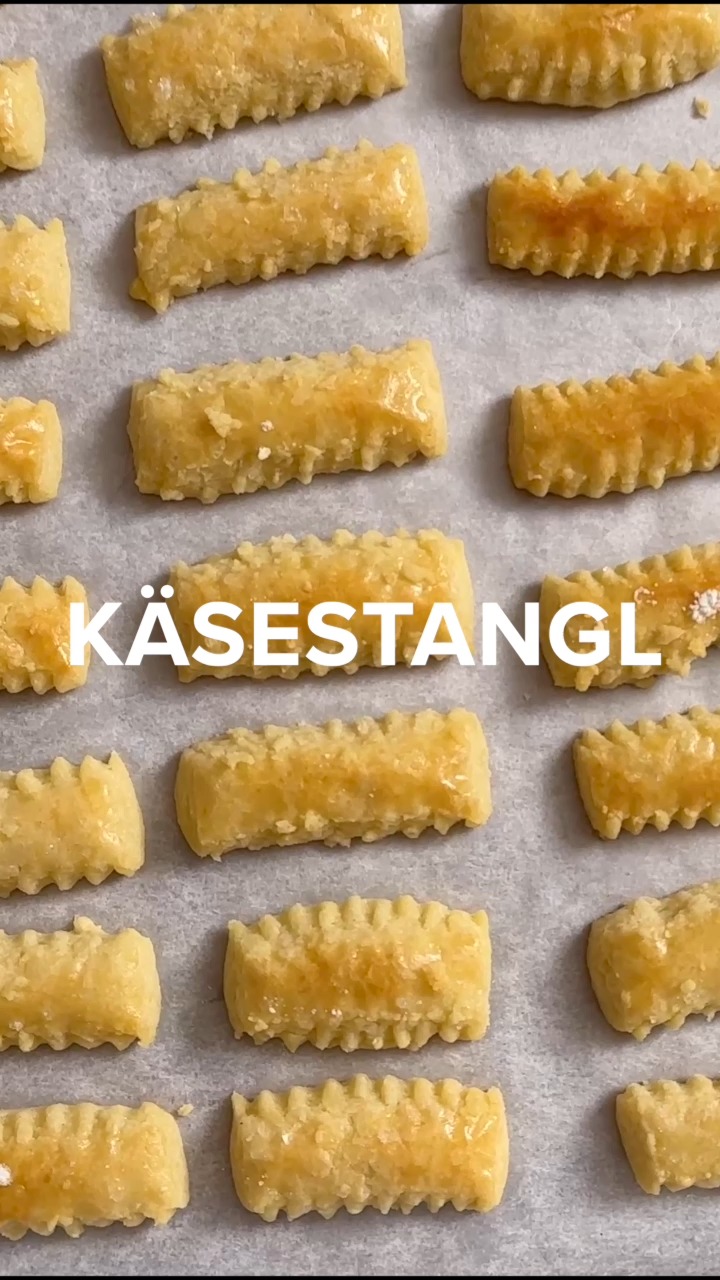 Neue Vivi kocht Folge ist online 🎥🧀 ab 18h (30.12.2025)
Zu Gast: Isabel Hemmel @isabel_hemmel , Journalistin vom Züri Tipp. Gemeinsam machen wir knusprige Käsestängeli nach Familienrezept und kochen ein klassisches Schweizer Käsefondue – mit Tipps für deine eigene Käsemischung.
Team Käsestängeli oder Team Fondue? Kommentiere „STÄNGL“ oder „FONDUE“ – ich schicke dir den Link.
#vivikocht #käsestängeli #käsefondue #apéro #zürich