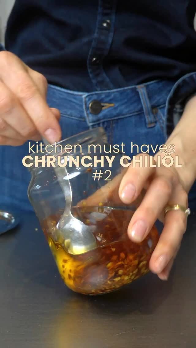 Dieses Chili ölis Crunchy hält mindestens 2-3 Wochen im Kühlschrank. Du kannst es auch teilen, also die Crunchy Körner einfach rausholen und nur das Öl nehmen in einem kleinen Fläschchen was auch sensationell ist 
Ich lasse gerne die Crunchy Chillis drin, weil die Knuspern so schön über Rhamen oder in Suppen wie Hühnersuppe auf Kartoffeln, auf Hühnchen auf Lachs gebratenen also ist einfach immer fantastisch. Ich knall mir das fast überall drauf. 
Ich liebe dieses so ganz einfache Rezept. Du kannst natürlich noch andere Gewürze rein tun, aber ich finde das pleine Crunchy einfach genial ist.
Ich wünsch dir viel Spass damit.
