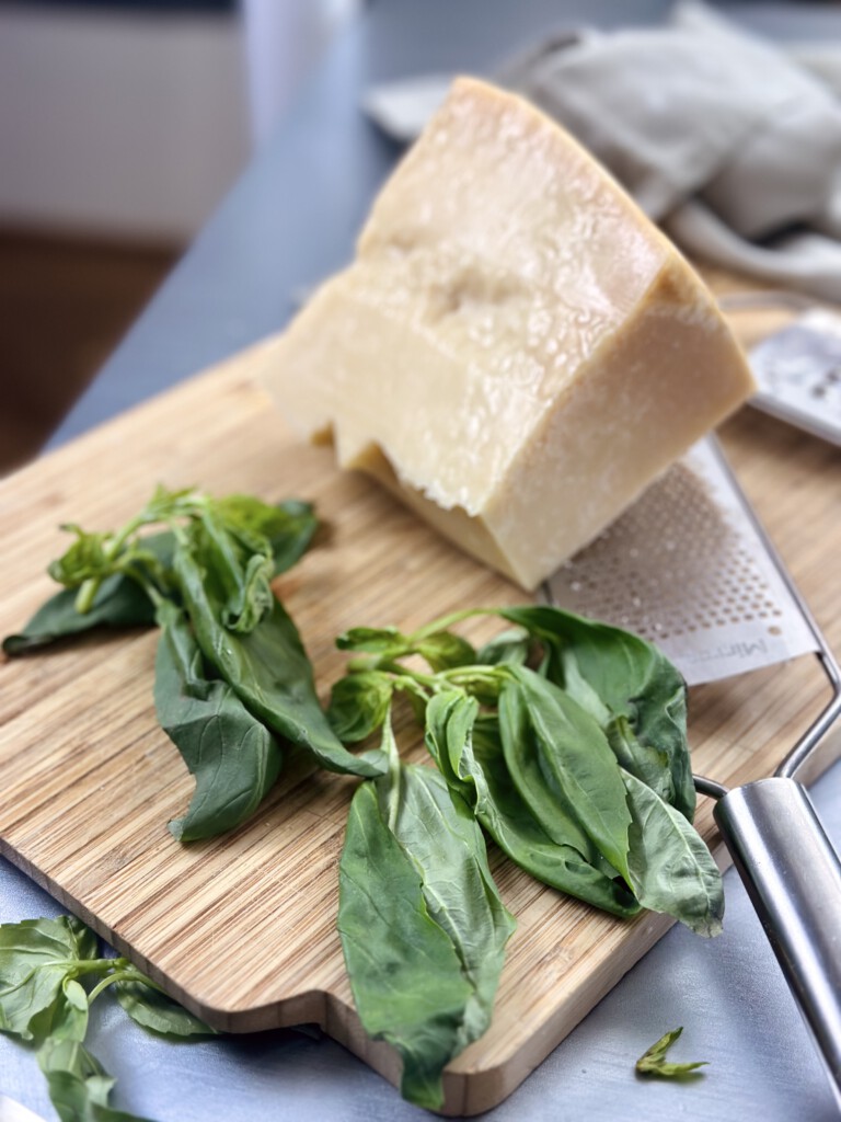 Parmesan mit Basilikum
