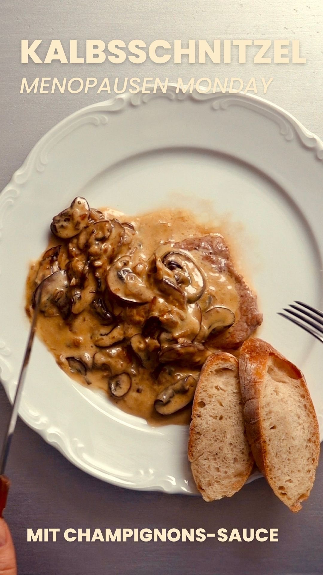 Serie 10/10– Fokus: Eiweiß 💪
Kalbsschnitzel mit Champignon-Sauce
10 & letzte Folge 
Hast du auch das Gefühl, dein Körper hat einfach die Spielregeln geändert, ohne dich zu fragen?
Schnell, fein und proteinreich – perfekt für den Menopause Monday
Zutaten für 2 Personen
Für die Sauce:
20 g Butter
20 ml Rapsöl
1 kleine Zwiebel
250 g Champignons
1 Knoblauchzehe
200 ml Rahm (Sahne)
Salz, Pfeffer
Für das Fleisch:
2 Kalbsschnitzel (je ca. 120–150 g)
Etwas Öl zum Braten
Salz, Pfeffer
Zubereitung
Zwiebeln anbraten
Zwiebel fein hacken. Butter und Öl in einer Pfanne erhitzen. Zwiebeln mit einer Prise Salz glasig anschwitzen, bis sie leicht Farbe annehmen und weich sind.
Champignons hinzufügen
Champignons in Scheiben schneiden und zu den Zwiebeln geben. Bei starker Hitze 2–3 Minuten kräftig anbraten, bis sie etwas Röstaroma entwickeln.
Sauce einkochen
Rahm hinzufügen, aufkochen und einige Minuten einkochen lassen, bis die Sauce leicht eindickt. Knoblauch dazupressen, nochmals kurz aufkochen, bis eine cremige, fast marmeladige Konsistenz entsteht. Mit Salz und Pfeffer abschmecken.
Kalbschnitzel vorbereiten und braten
Schnitzel zwischen zwei Lagen Backpapier legen und mit einer Tortilla- oder Fleischpresse (hab ich bei @adip gesehen) vorsichtig flachdrücken. In einer separaten Pfanne etwas Öl erhitzen. Fleisch auf jeder Seite etwa 2 Minuten scharf anbraten, bis es goldbraun ist. Kurz ruhen lassen.
Anrichten
Schnitzel auf Teller legen, mit der warmen Champignon-Sauce übergiessen und sofort servieren – z. B. mit einem kleinen grünen Salat oder gebratenem Blumenkohl.
Tipp
Für extra Geschmack einige Tropfen Zitronensaft oder einen Teelöffel Senf in die Sauce geben – das hebt die Aromen und wirkt gleichzeitig verdauungsfördernd, if you like.
➡️ Hat Dir die Serie gefallen? Was wünscht du Dir jetzt?