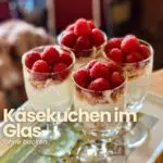 Käsekuchen im Glas – ohne Backen ist ein wunderbares Dessert, das sich perfekt für den Sommer eignet. Es ist leicht, cremig und erfrischend, und das Beste daran ist, dass es ohne Backen zubereitet werden kann. Ideal für heiße Tage, an denen man den Ofen lieber ausgeschaltet lässt. Diese kleinen Käsekuchen-Portionen im Glas sind nicht nur lecker, sondern auch ein echter Hingucker auf jeder Feier oder beim gemütlichen Beisammensein mit Freunden und Familie.