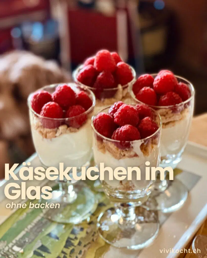 Käsekuchen im Glas ohne Backen ist ein wunderbares Dessert das sich perfekt für den Sommer eignet Es ist leicht cremig und erfrischend und das Beste daran ist dass es ohne Backen zubereitet werden kann Ideal für heiße Tage an denen man den Ofen lieber ausgeschaltet lässt Diese kleinen Käsekuchen Portionen im Glas sind nicht nur lecker sondern auch ein echter Hingucker auf jeder Feier oder beim gemütlichen Beisammensein mit Freunden und Familie Vivi kocht