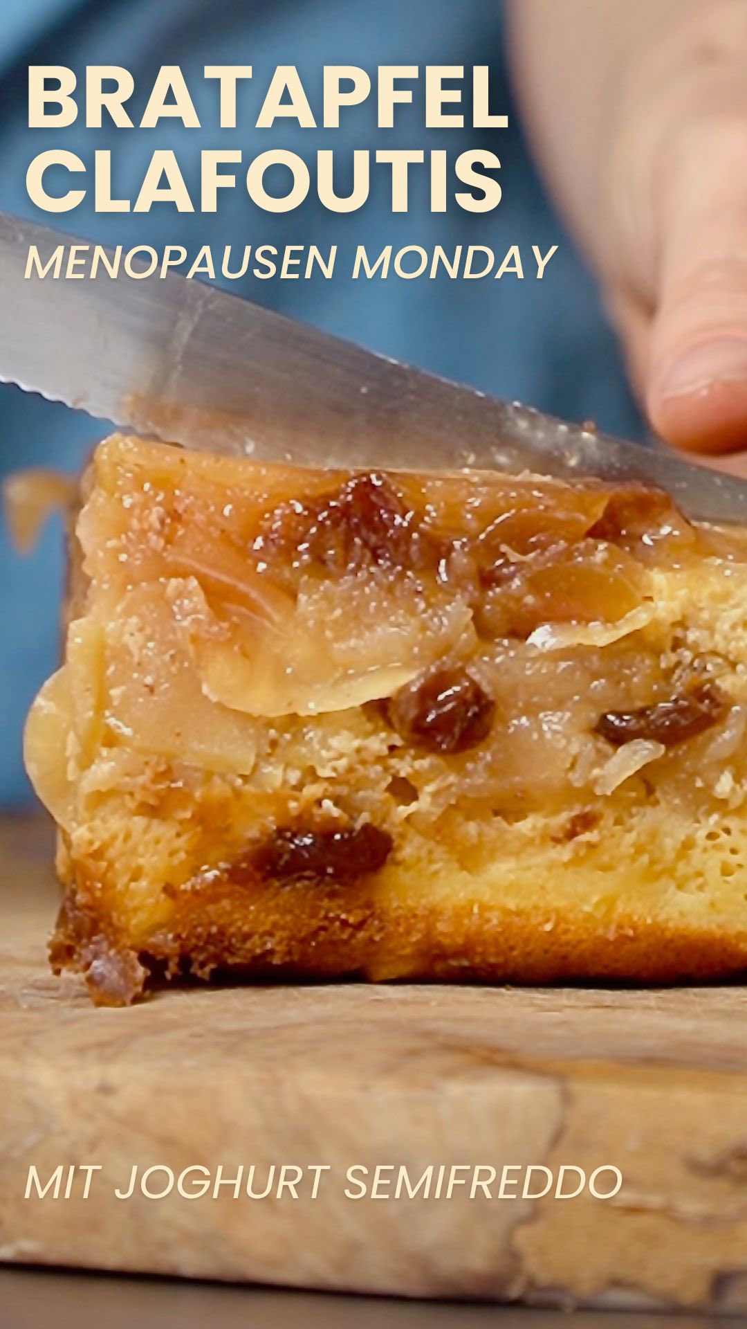 Menopausen Monday Serie 8/10– Fokus: Eiweiß 💪
Bratapfel-Clafoutis 🍎 mit Joghurt-Semifreddo✨
Hast du auch das Gefühl, dein Körper hat einfach die Spielregeln geändert, ohne dich zu fragen? Genau deshalb gibt es heute meinen neues Lieblings Dessert– herbstlich, fruchtig und unglaublich köstlich.
Bratapfel-Clafoutille mit Joghurt-Semifreddo
Ein Dessert zwischen warmem Ofenglück und kühler Frische – duftend nach Vanille, Zitrone und gerösteten Äpfeln.
Zutaten für die Clafoutis (24 cm Auflaufform)
600 g Äpfel, geschält und grob geraspelt
30 g Butter
1 Vanilleschote (Mark)
Abrieb und Saft von ½ Bio-Zitrone
2 EL Rosinen (optional)
2–3 EL Zucker oder Erythrit
1–2 EL Amaretto (auch alkoholfrei möglich)
3 Eier
150 g Magerquark
50 g Mascarpone
1 EL neutrales Eiweißpulver (optional)
1 TL Backpulver
1 Prise Salz
Für das Semifreddo brauchst du eine Eismaschine oder etwas geduld in dem du die Masse alle halbe stunde im Gefrierschrank gut durch rührst:
250 g Joghurt (0,1 %)
100 ml Rahm
2 EL Zucker oder Erythrit
1 TL Zitronenabrieb und einen Spritzer Zitrone
➡️ Markier jemanden, der das lieben würde!
#MenopauseMonday #vivikocht #dessertliebe #bratapfel #vanillezitrone #herbstdessert #seelenessen #soulfood #genussmomente #hormonbalance #frauenab40 #balanceistalles #gesundgenießen #foodbloggerin #einfachköstlich #easybaking #apfeldessert #wohlfühlessen #vivienbullert #menopausejourney #sweetmoments #homemadedessert