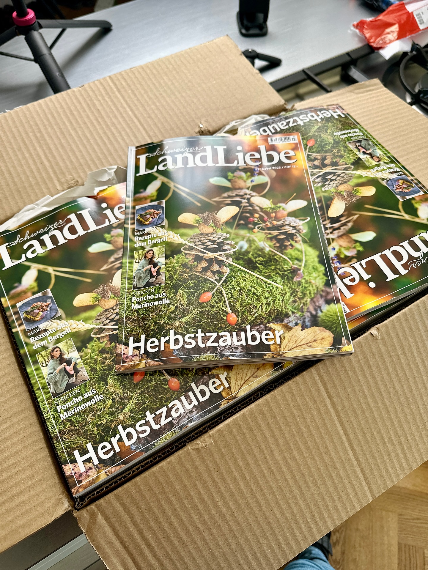 oh. mein. lieber scholli. 🥹✨
Ich bin mit 7 Rezepten und einer Homestory über unser kleines Bauernhaus im Toggenburg im Schweizer Landliebe Magazin – es ist der Hammer! 🏡🍎🧀
Um das zu feiern, gibt’s ein Gewinnspiel:
Ich verlose 10 Exemplare der aktuellen Ausgabe. 🎁📰
So nimmst du teil:
Folge mir @vivikocht und @schweizer_landliebe
Like diesen Post
Kommentiere mit „TOGGENBURG“
Die schnellsten 10 gewinnen.
Läuft bis: 09.10.2025, 23:59 Uhr (CH-Zeit).
Die Gewinner:innen werden per DM informiert. Keine Barauszahlung. Der Rechtsweg ist ausgeschlossen. Dieses Gewinnspiel steht in keiner Verbindung zu Instagram.
DANKE von Herzen:
• an Sabrina Glanzmann @sabrina_lea_glanzmann ür den wunderschönen Artikel und ihre Geduld beim Redigieren meiner Rezepte 📝
• an Winfried Heinze @be.lateral für die großartigen Fotos & Arrangements 📸
• an die SchweizerLandliebe @schweizer_landliebe fürs Möglichmachen 💚
• und an meinen Liebsten Felix Kauf – für endlose Geduld und dafür, dass du einfach alles mitmachst. 🤍
Viel Glück & danke, dass ihr mit mir feiert! ✨
#gewinnspiel #landliebe #toggenburg #homestory #vivikocht #rezepte #schweiz #bauernhaus #magazin #foodblog #dankbarkeit #winfriedheinze #sabrinaglanzmann #felixkauf #kochenmitliebe #lesenmachtglücklich