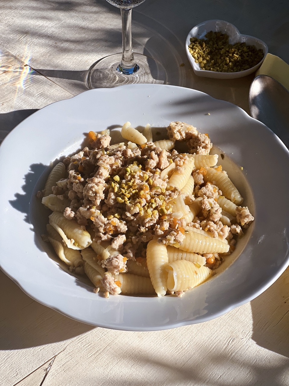 Pasta mit Kaninchenragout & Pistazien