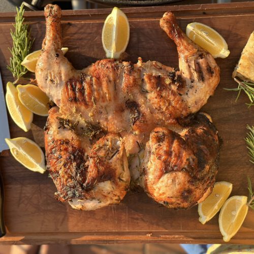 Joghurtmariniertes flaches Huhn mit Rosmarin & Zitrone