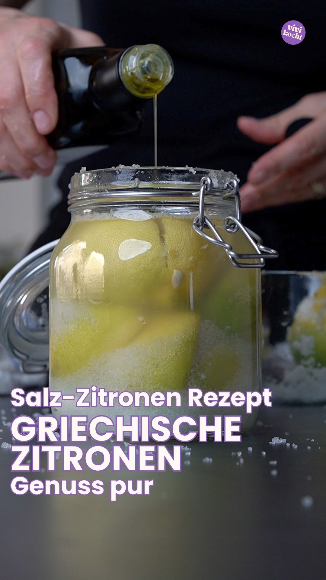 [𝗪𝗲𝗿𝗯𝘂𝗻𝗴] 
In diesem Rezept habe ich #griechischeZitronen von @gebana.official verwendet. ⤵️
Diese griechischen Zitronen vom Peleponnes entsprechen nicht der Norm, aber der Saftgehalt und Geschmack sind entscheidend, nicht wahr? Die Früchte sind unbehandelt und werden nach der Ernte nur gebürstet. Du kannst also bedenkenlos die gesamte Frucht verwerten.

Perfekt für Salz Zitronen
Dazu brauchst du 1 Kg Zitronen grobes Meersalz Zucker und Olivenöl.
Alles wie im Video beschrieben zubereiten und dann 6 Wochen an einem dunklen kühlen Ort (z.B. Keller) fermentieren lassen. 
2x die Woche eventuell mit etwas Olivenöl auffüllen. 
Die Früchte müssen mit der Flüssigkeit umhüllt sein. Sonst schimmeln sie.

➡️ Mit dem Rabattcode: vivikocht10 erhältst du 10 Fr. Rabatt auf deine nächste Bestellung bei gebana (ab 40 Fr. Einkaufswert).(Link zum Shop und den Zitronen 
Bestellbar bis: 08.12.2024, 19.01.2025, 16.02.2025 oder 16.03.2025

#instafood #easyrecipes #braten #sauce #köstlich #schnellesrezept #foodinfluencer #food #easyrecipe #foodaddict #cookingvideo #gloobyfood #cookingvideos #tabletopdirector #beef #bratensoße #schmorgericht #ofenrezept #herbstrezepte #schmoren #einfacherezepte
#food52 @food52 #veganrecipeshare #vegan #fermentieren