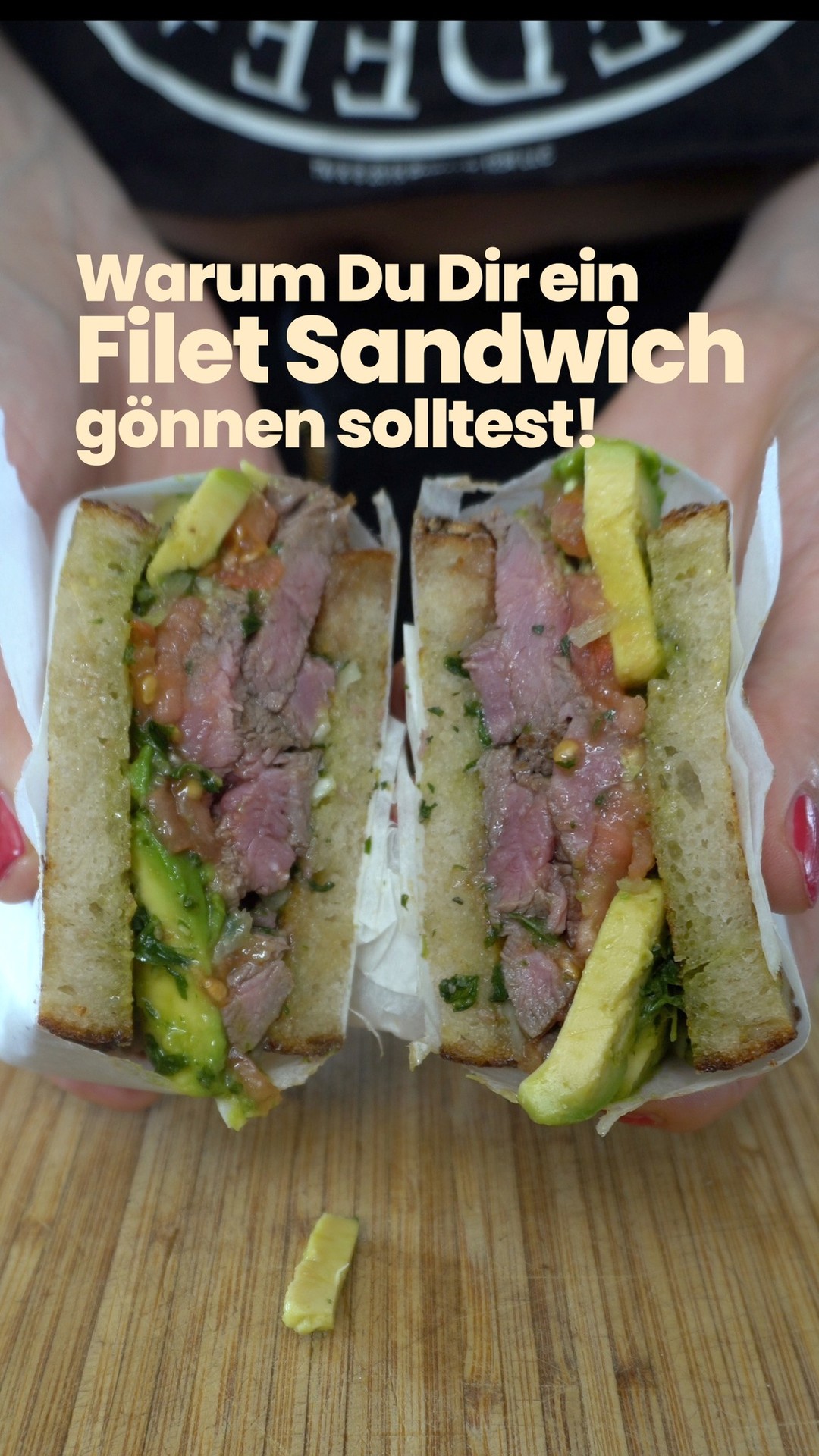 Warum Du Dir ein Filet Sandwich gönnen solltest? ⤵️
Weil Du es verdienst! Egal ob Du gerade entspannst oder mitten im Alltag steckst, ein Filet Sandwich bringt Dir den Hauch von Luxus, den Du brauchst. Gönn Dir was Besonderes!

Du brauchst:
150g Filet oder mehr😉
1 Scheibe Sauerteigbrot
1/2 Avocado
1 Tomate
Papier

und

für die BASILIKUMBUTTER

BASILIKUM
BUTTER
FLEUR DE SEL
KNOBLAUCH
ZITRONENZESTE
ZITRONENSAFT

Das Fleisch in einer sehr heissen Pfanne kurz anbraten.
Sauerteigbrot auch anschliessend in der gleichen Pfanne anbraten.
Belegen und geniessen. Gönn Dir das!

➡️ Speichere Dir das Reel gleich für Deinen nächsten Gönnermoment ab.

#FiletSandwich #LuxusGenuss #Sauerteigbrot #AvocadoLiebe #GönnDirWas #KulinarischerGenuss #instafood #easyrecipes #schnellesrezept #foodinfluencer #food #easyrecipe #foodaddict #cookingvideo #gloobyfood #cookingvideos #tabletopdirector #foodstyling #schnellerezepte #einfacherezepte #food52 #SchnelleRezepte #FoodInspiration #Rezeptideen #FoodBlogger #FoodLover #KochLust