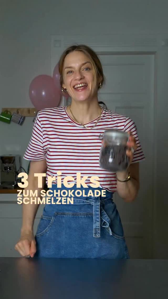 Schokolade schmelzen klingt simpel – ist es aber nur mit den richtigen Handgriffen.
Diese drei kleinen Details machen den Unterschied zwischen stumpf und seidig glänzend.

1️⃣ Wasserkocher statt Herd – sanfte Hitze, volle Kontrolle
2️⃣ Das Wasser darf den Topfboden nicht berühren
3️⃣ Zum Schluss ein kleines Stück Schokolade unterrühren – für den perfekten Glanz

Genau so habe ich die Schokolade auch für die Kokosmakronen im vorherigen Video geschmolzen.
Einfach, gelingsicher – und perfekt für alle, die ohne Backstress durch die Adventszeit wollen. 🍫🥥✨

#schokoladeschmelzen #kokosmakronen #weihnachtsbäckerei #küchentipps #backtipps #reeltipps #foodwissen #küchenhacks #backenohnefrust #zuckerreduziert #glutenfrei #vivikocht #foodreels #kochblogger #einfachkochen
