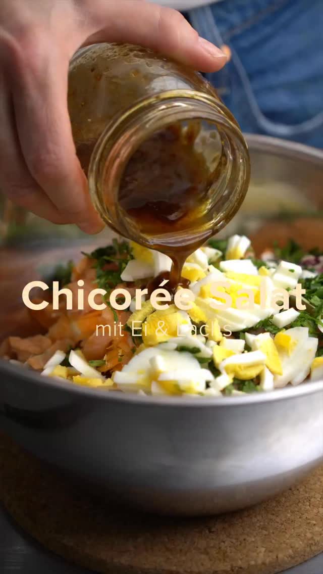 Schneller Wintersalat in 5 Minuten ❄️🥗
Meine Proteinbombe mit Chicorée (aka Endivie) – knackig, frisch und gerade jetzt im Winter oft super günstig.

Chicorée + Karotten + Lachs + Koriander + Ei (Eierschneider = perfekte Scheiben 😍)
Dressing: Senf + Balsamico + gutes Olivenöl + Salz & Pfeffer → schütteln, drüber, fertig.

Was ist dein Lieblings-Wintersalat? Schreib’s mir in die Kommentare 👇

#wintersalat #chicoree #proteinsalat #schnellerezepte #gesundessen