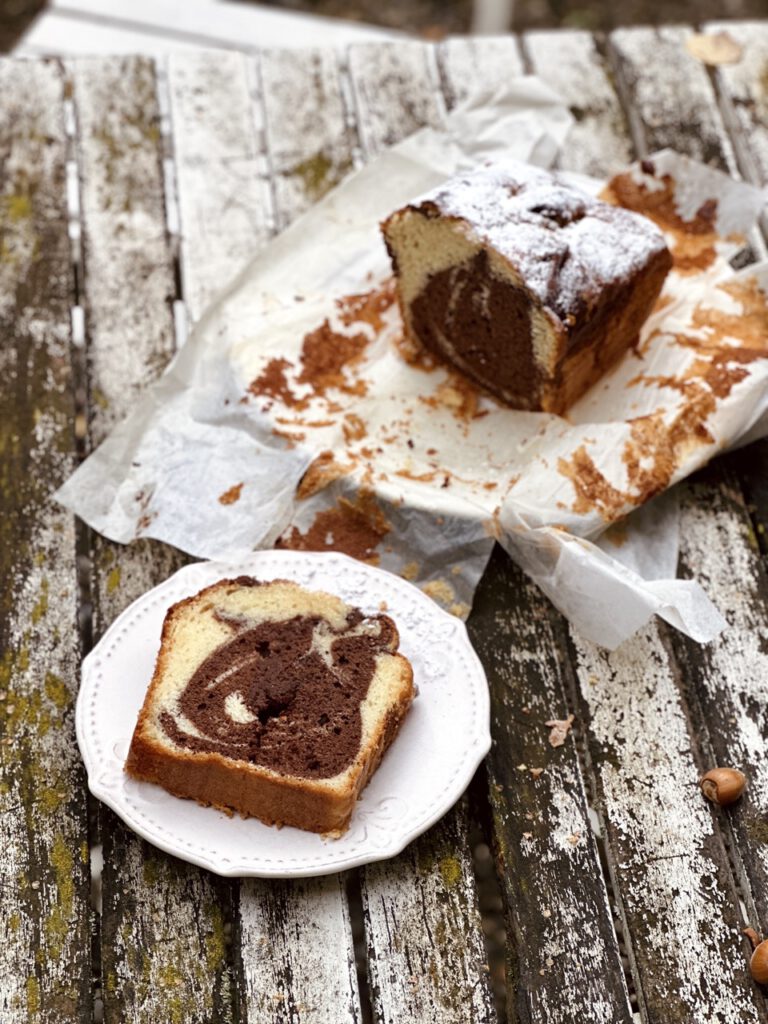 Der saftigste Marmorkuchen auf einem Holztisch VIVI KOCHT