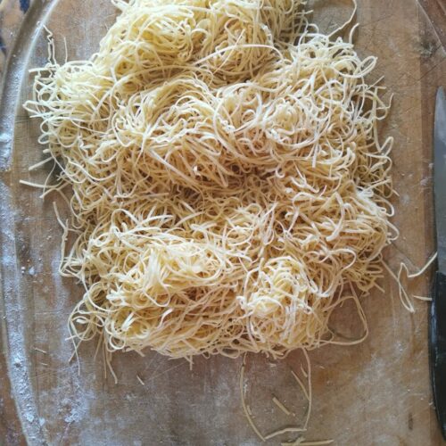 Hauchdünne Pasta auf einem Holzbrett