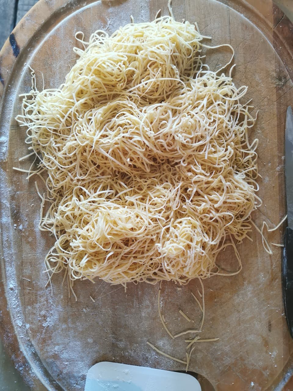 Hauchdünne Pasta auf einem Holzbrett