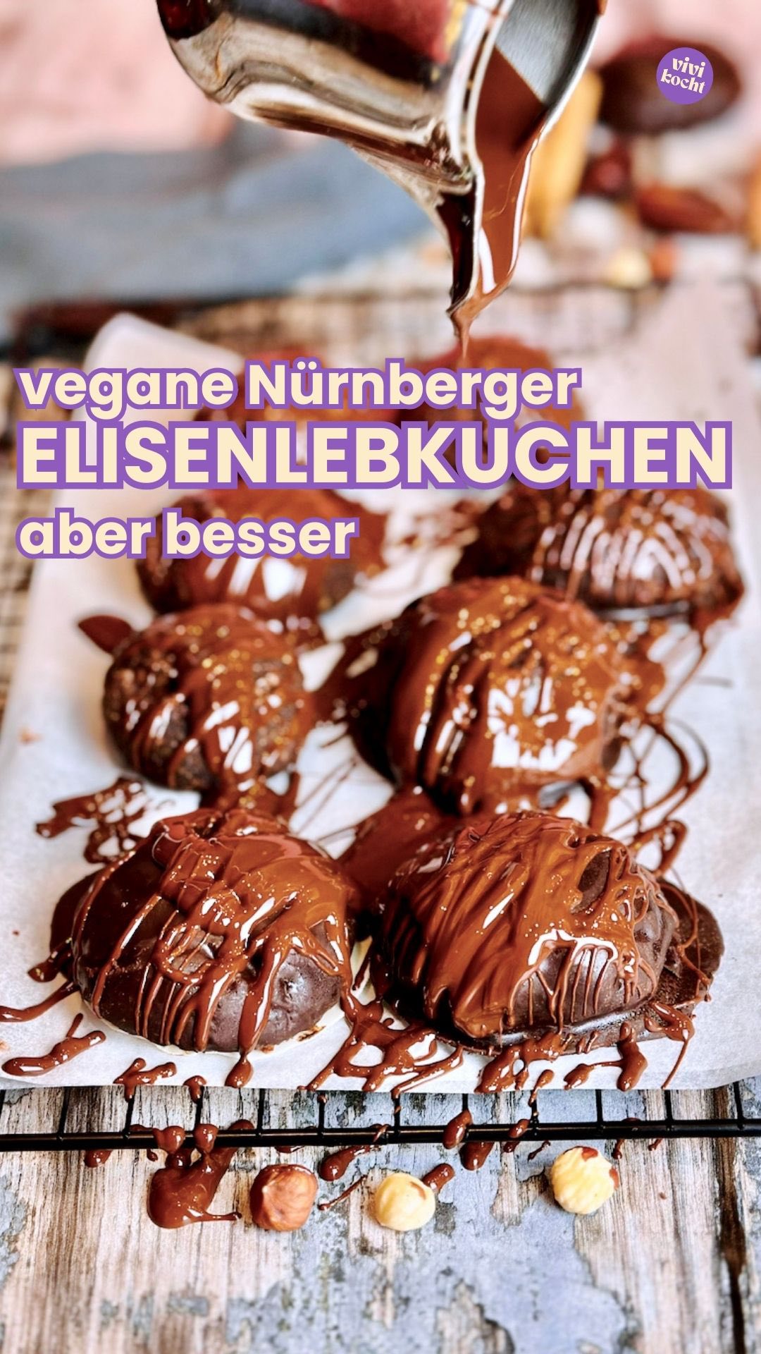 Vegane Elisenlebkuchen mit Schokolade 🎄 einfach selber machen mit Datteln als Süssungsmittel. Besser als die Nürnberger je sein können.⤵️

Zutaten
200 g gemahlene Haselnüsse
100 g Mandeln
200 g Vollkornmehl
2 TL Natron
1 TL Backpulver
2 TL Lebkuchengewürz
1 EL Kakaopulver
½ TL Zimt
50 g Kokosöl
180 g Datteln
100 g Apfelmus
1 TL Zitronensaft
Oblaten
Schokoladenkuvertüre Zartbitterschokolade

Zubreitung
Datteln und Mandeln mit 150 ml heissem Wasser übergiessen. 1 Stunde ziehen lassen.
Alle Zutaten in einem Standmixer, Foodprocessor oder mit Stabmixer zerkleinern und zu einer homogenen Masse verarbeiten & über Nacht kühlen.
Oblaten auslegen. Den Lebkuchenteig zu einer Kugel formen und auf den Oblaten verteilen. Achte darauf, dass ca. 0,5 cm Rand bleibt, damit sich die Lebkuchen beim Backen auf den Oblaten ausbreiten können.
Beim Backen brauchst du den Backofen nicht vorheizen. Das Blech auf die 2 unterste Schiene schieben und ca. 25 min bei 180 Grad bei Ober – Unterhitze backen.
Kuvertüre im Wasserbad schmelzen und die abgekühlten Lebkuchen darin tunken. Trocken und geniessen.
▷Den Backofen brauchst Du nicht vorheizen. Das spart 20 % Energie. Aber bitte nur bei Rezepten, bei denen am Ende eine Kruste entsteht. Also beim Backen von Brot und Kuchen. Nicht bei Soufflés, Fleisch, Fisch und Geflügel, weil dort die Entstehung von Bakterienherden zu gross wäre.

➡️ Speichere Dir das Rezept für Deine Keks-Sammlung ab. 

#elisenlebkuchen #lebkuchen #vegan #veganekekse #veganesacks #instafood #easyrecipes #schnellesrezept #foodinfluencer #food #easyrecipe #foodaddict #cookingvideo #gloobyfood #cookingvideos #tabletopdirector #vegan #veganrecipes #vegandiet #veganeküche #veganerezepte #schnellerezepte #einfacherezepte
#food52 @food52