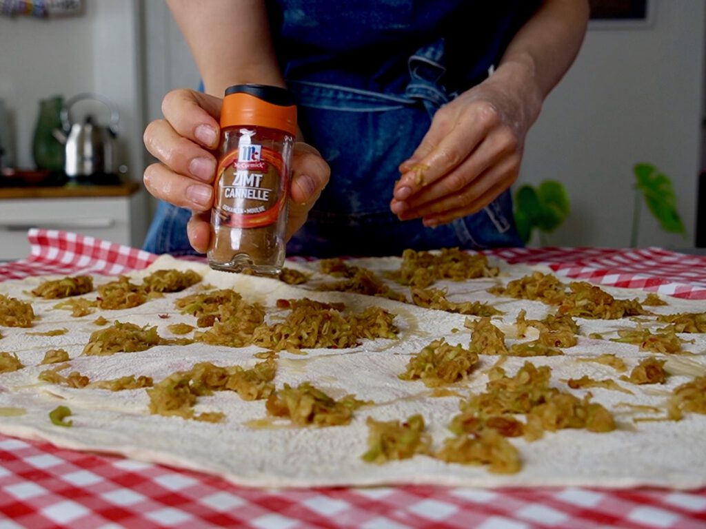 Teig belegen - Apfelstrudel von Vivi kocht