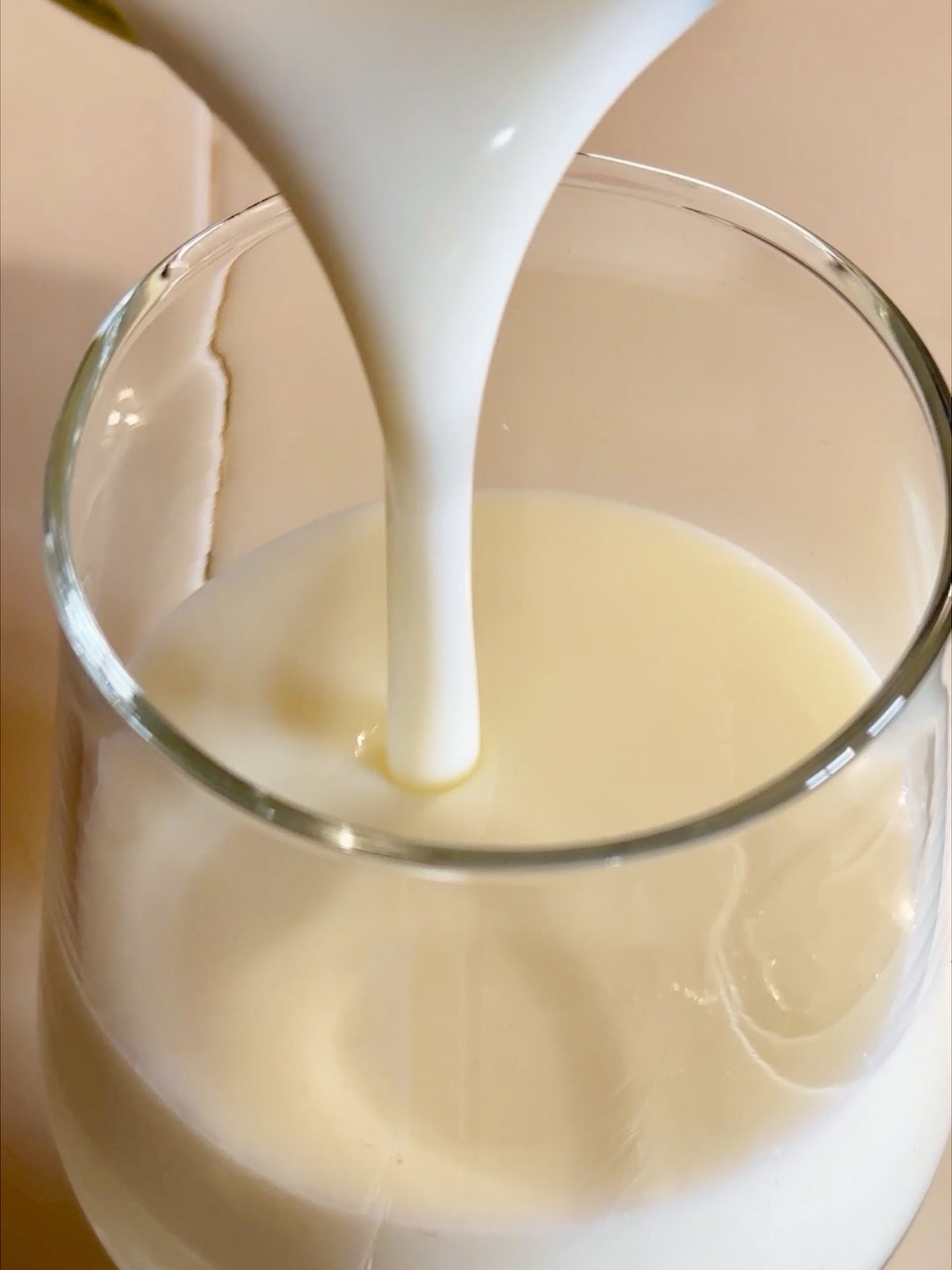 Fertiger cremiger Milchkefir im Glas