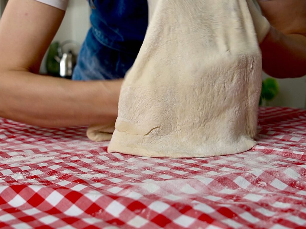 Teig dehen - Apfelstrudel von Vivi kocht