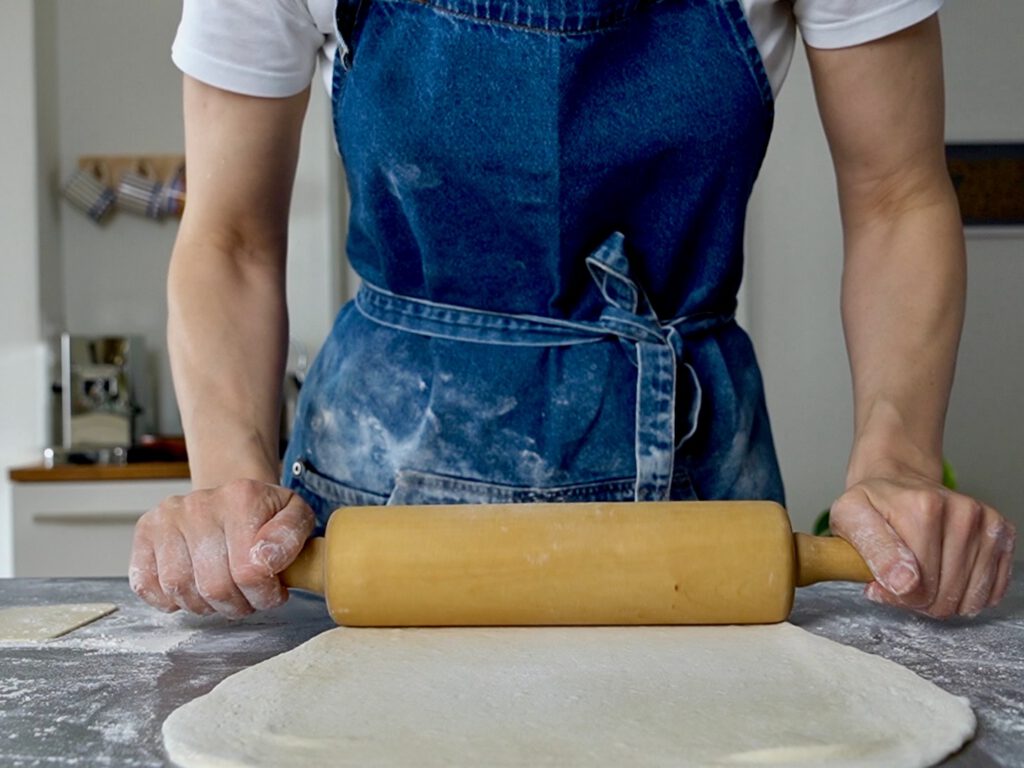 Teig ausrollen - Apfelstrudel von Vivi kocht