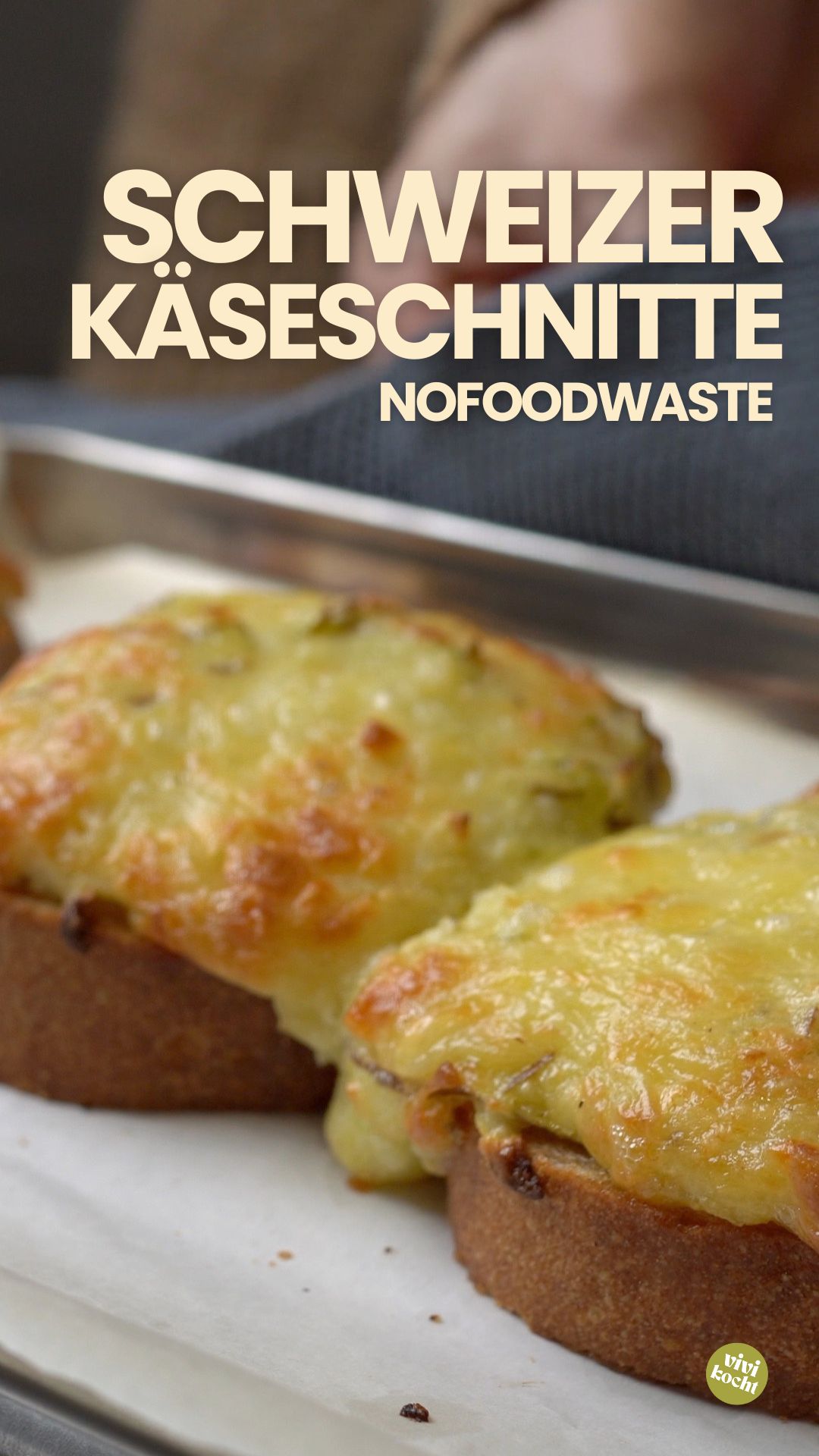 Kennst Du die Schweizer Käseschnitte?⤵️
ZUTATEN
4 Scheiben Brot, wie zum Beispiel: Kastenweissbrot oder Modelbrot (CH)
DIE KÄSEMASSE BESTEHT AUS
200 g reifer Gruyère
200 g Jura-Bergkäse
1 Knoblauchzehe
2 EL Mehl
2 Eier
3–4 EL trockener Weisswein, z. B. Riesling
Pfeffer aus der Mühle
Muskatnuss
3-5 EL Rahm
ZUBEREITUNG
Für Käseschnitten sollte das Brot nicht zu frisch sein, damit die Krume kompakter und stabiler für den reichhaltigen Belag ist. Für richtig schön knusprige Käseschnitten die frische Brotscheiben auf einer Seite im heissen Backofen vorbacken oder im Toaster toasten. .
Die Käsesorten mischen, Mehl darüber sieben. Eier verquirlen, Wein, Birne und Rahm zum Käsegemisch geben. Knoblauchzehe direkt dazu pressen. Mit Salz, Pfeffer und Muskatnuss pikant abschmecken.
Backofen auf 220 Grad vorheizen.
Käsemasse bergartig auf die Brotscheiben streichen. Ideal ist, die Käseschnitten kurz bei hoher Hitze im Ofen zu backen, damit der Käse schön golden wird, schmilzt und das Brot knusprig-weich bleibt. Blech in die Mitte des heißen Ofens schieben. 10 bis 12 Minuten backen, herausnehmen, sofort servieren.
➡️Speichere Dir das Rezept für dein nächstes ‚Resteessen‘ 😍
#swissrecipe #nofoodwaste #nachhaltigkochen #ofenrezept #überbacken #schweizerrezepte #nofoodwaste #instafood #easyrecipes #schnellesrezept #foodinfluencer #food #easyrecipe #foodaddict #cookingvideo #gloobyfood #cookingvideos #tabletopdirector #läse #ofenrezept #brot #schnellerezepte #einfacherezepte
#food52 @food52